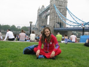 Odpočinok pri olympijsky vyzdobenom Tower Bridge