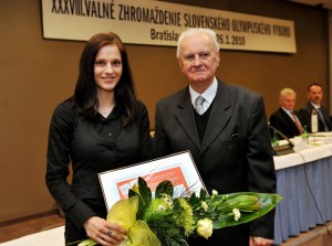 Preberanie certifikátu ambasádora Olympijských hier mládeže 2010 v Singapure z rúk profesora Vladimíra Černušáka